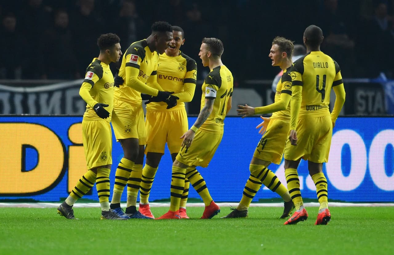 Jadon Sancho mandó un buen balón desde el tiro de esquina y el defensor francés saltó por encima de todos para clavar el balón en el césped.
