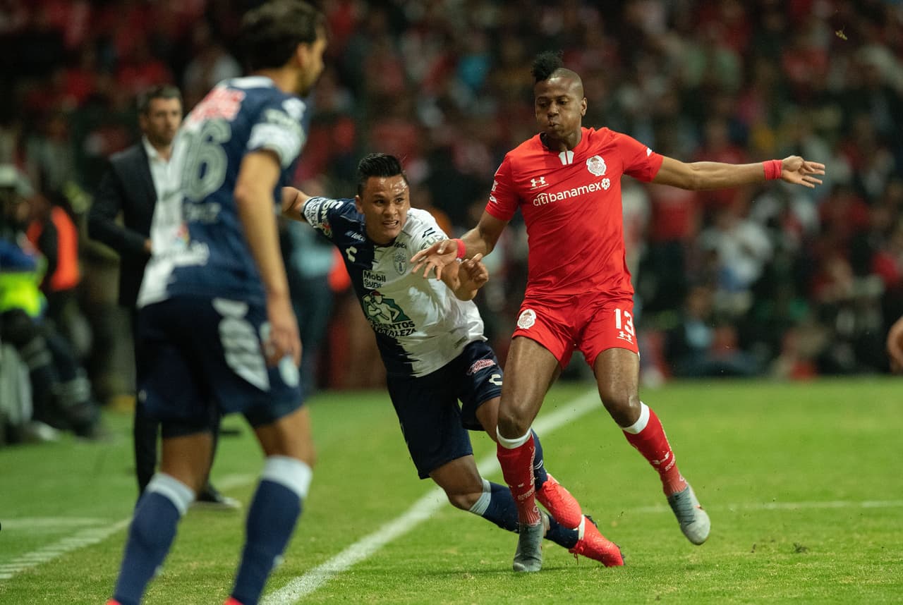 Michael Estrada muestra el músculo y no sólo se queda con el duelo individual, sino con la pelota.