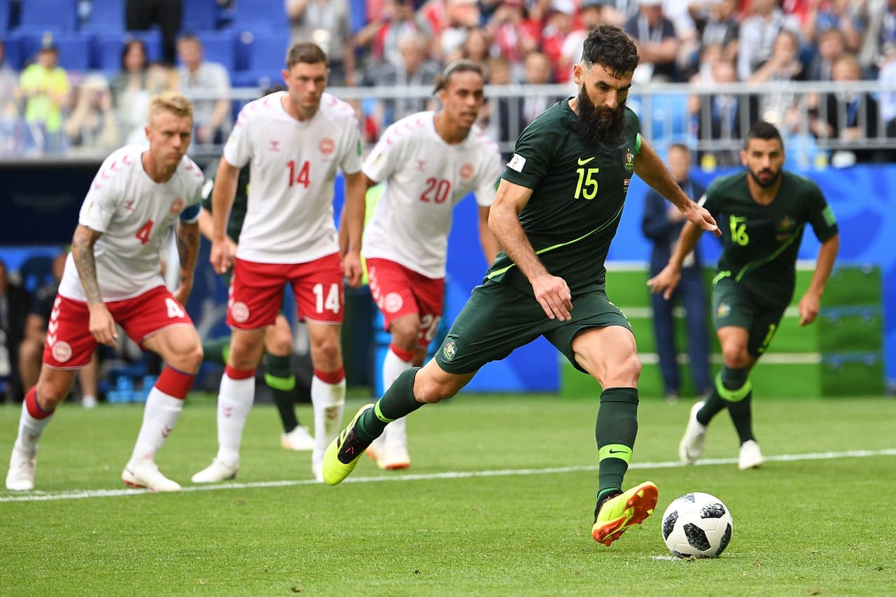 Pero un penal convalidado con intervención del VAR fue convertido por Mile Jedinak al minuto 38, sellando el empate australiano.