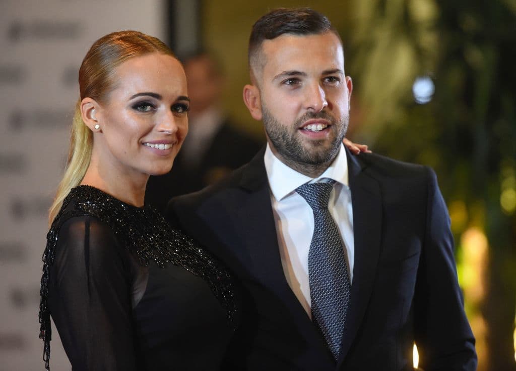 La lateral izquierda es toda de Jordi Alba que aquí luce muy bien acompañado por su señora.