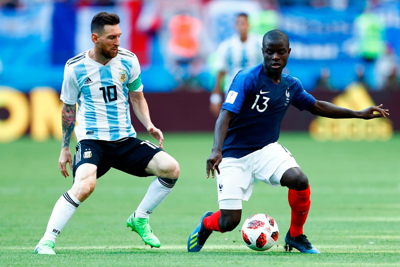 <b>N’GOLO KANTÉ</b>
<br>Un caso similar al de Varane, Kanté había encantado al planeta con su nivel en clubes con Leicester City y Chelsea, pero en Rusia 2018 confirmó que es posiblemente el mejor medio de contención del orbe. Tiene una capacidad y fondo físico sorprendentes, corre y muerde los 90 minutos y, además, tiene la visión para iniciar las jugadas de ataque. Ante Croacia tendrá su prueba más complicada.