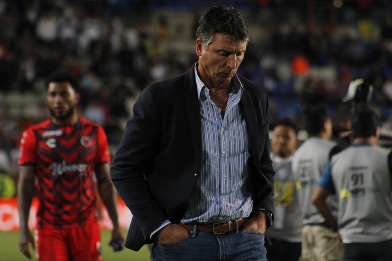 El técnico uruguayo Robert Dante Siboldi y una situación inmanejable, con el Veracruz descendido y ahora con un escandaloso 9-2 en contra.