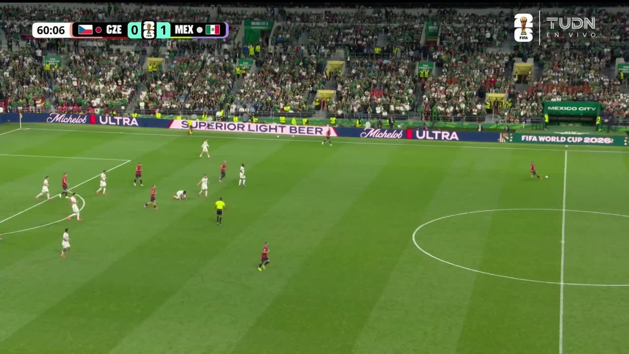 ¡GOL!  anota para México. Julián Quiñones