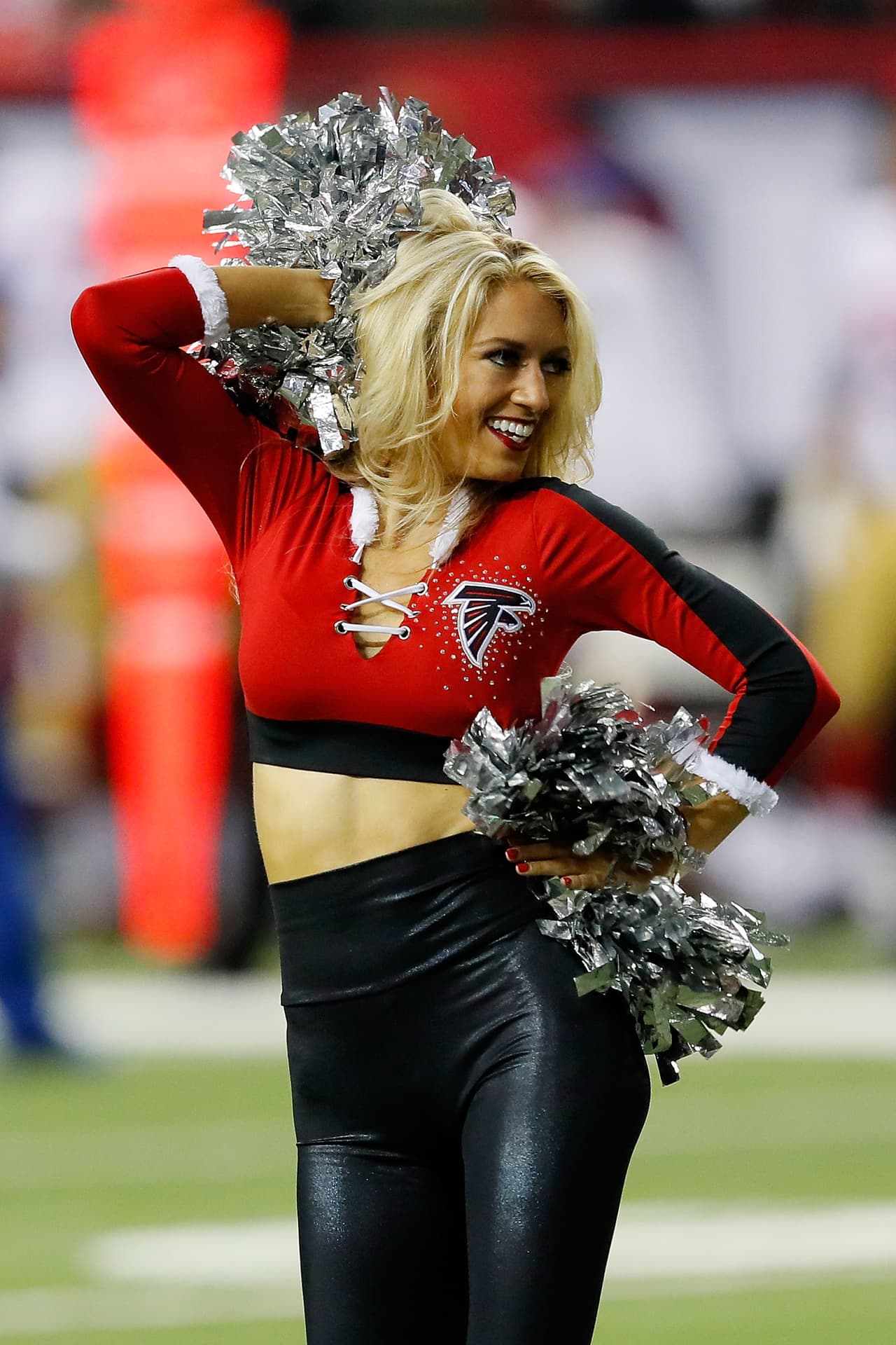 El colorido del fútbol americano en la NFL tuvo la belleza de las porristas como un punto de referencia, en medio de festividad navideña. Los fanáticos también le pusieron su toque particular a la fiesta.