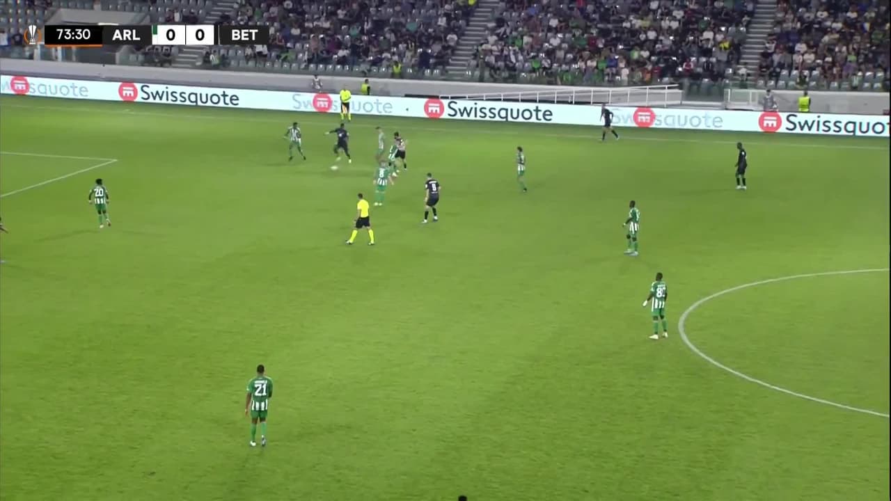 ¡CERCA! Mihlali Mayambela disparó que se estrella en el poste.