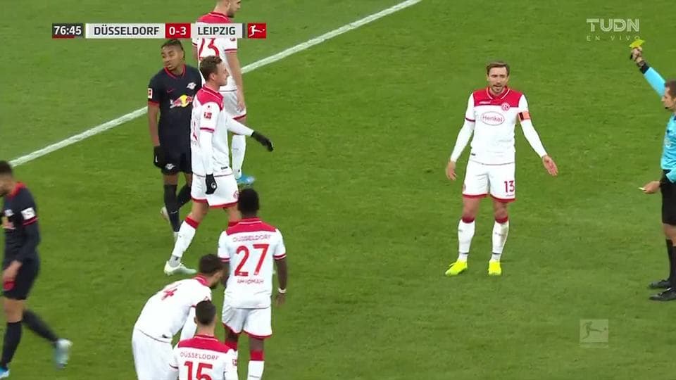 Tarjeta amarilla. El árbitro amonesta a Adam Bodzek de Fortuna Düsseldorf