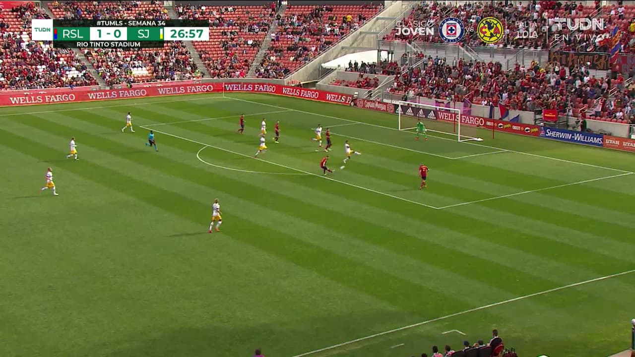 ¡TIRO ATAJADO! disparo por Albert Rusnák.