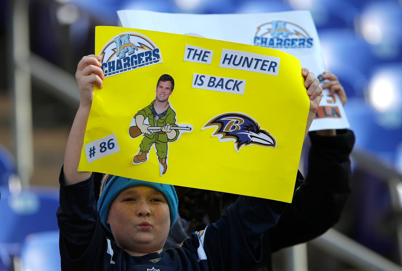 Los fanáticos de los Chargers mostrando su intenso apoyo antes del partido.