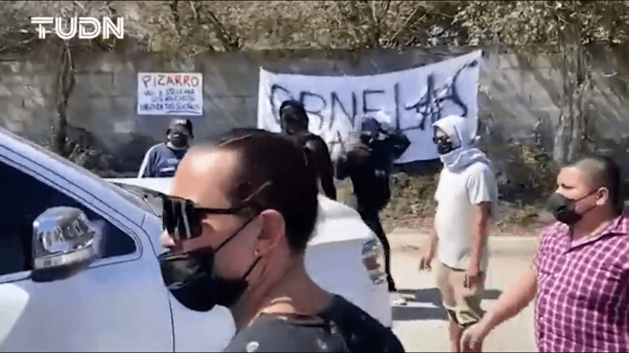 ¡Rayados molestos! Reprueban manifestación de aficionados