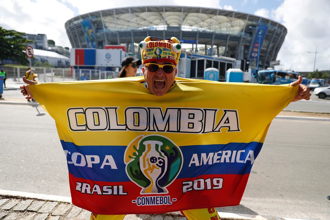 Colombia y Paraguay mostraron lo mejor de su arsenal de fanáticos, incluida la modelo guaraní Larissa Riquelme, en el choque de la tercera jornada del Grupo B de la Copa América en el Estadio Arena Fonte Nova de Salvador.