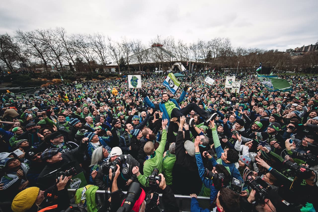Así mismo, Herculez Gómez disfrutó la parada que realizó la ciudad de Seattle para celebrar el título de los Sounders.