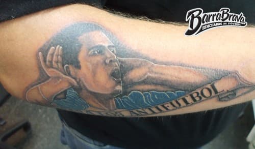 El festejo del Topo Giggio de Juan Román Riquelme en el brazo de un aficionado.