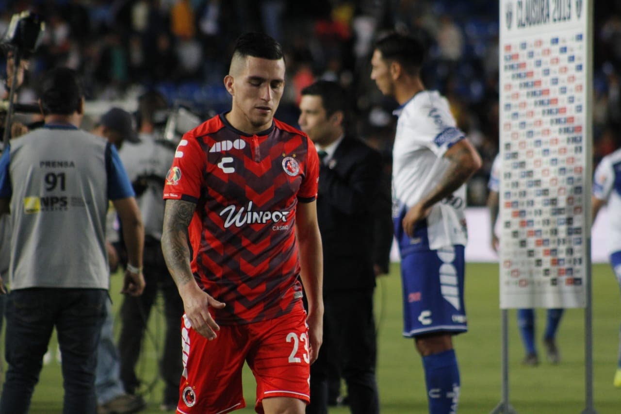 El lateral chileno Bryan Carrasco se retira del campo tras la goleada sufrida por el Veracruz, 9-2 ante Pachuca.
