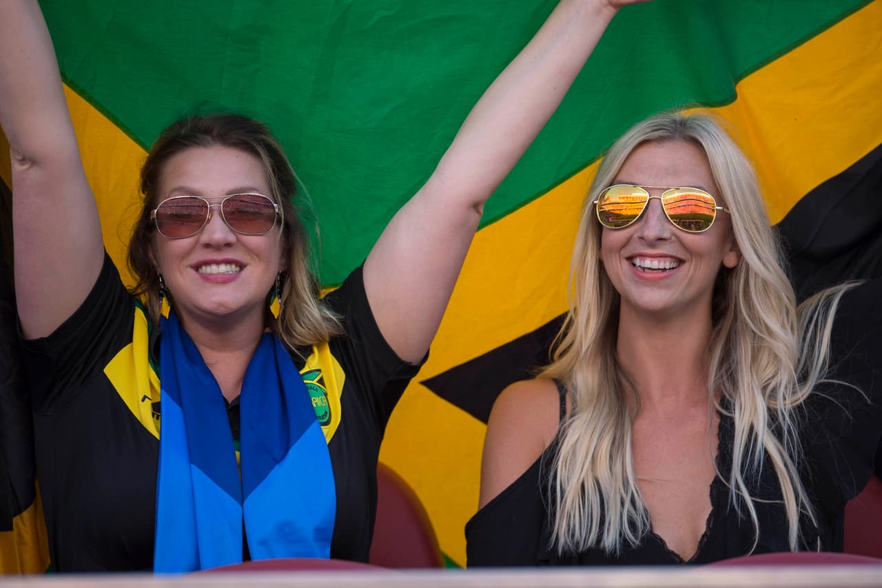 Apoyar a tu selección en una final no se da todos los días y aficionados de Jamaica y Estados Unidos acudieron al Levi's Stadium con banderas, maquillajes, disfraces y mucha emoción.