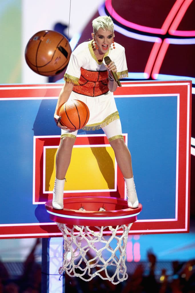 Ella roció crema batida de un sostén diferente adornado con latas en su video musical de 2010 "California Gurls".