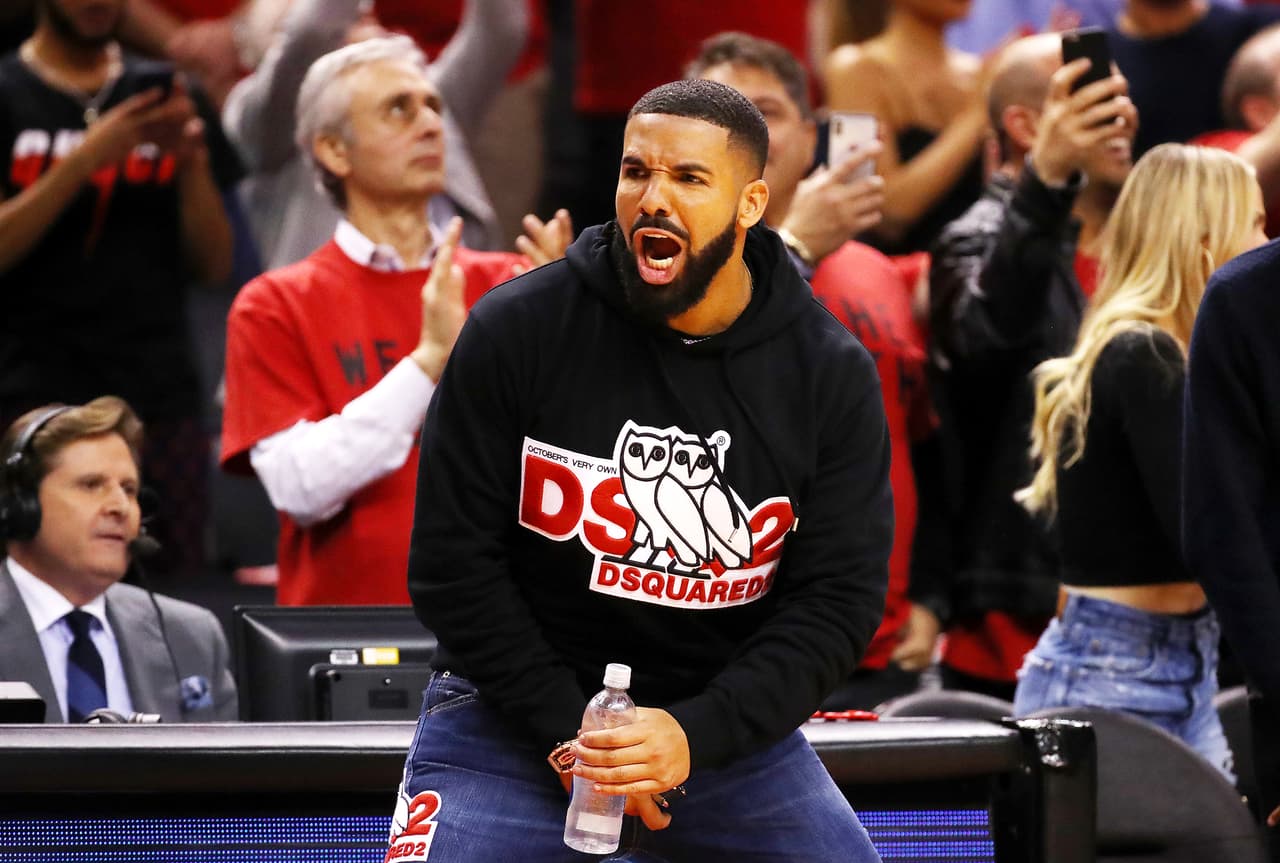 El rapero Drake, ferviente fanático de los Raptors, vivió con mucha pasión el Juego 4 de la Final de la Conferencia Este que dejó la serie igualada por 2-2. Los jugadas de Kyle Lowry, Kawhi Leonard, Serge Ibaka y Marc Gasol llevaron al artista a la emoción en el Scotiabank Arena. La ilusión por darle vuelta al global está más viva que nunca.