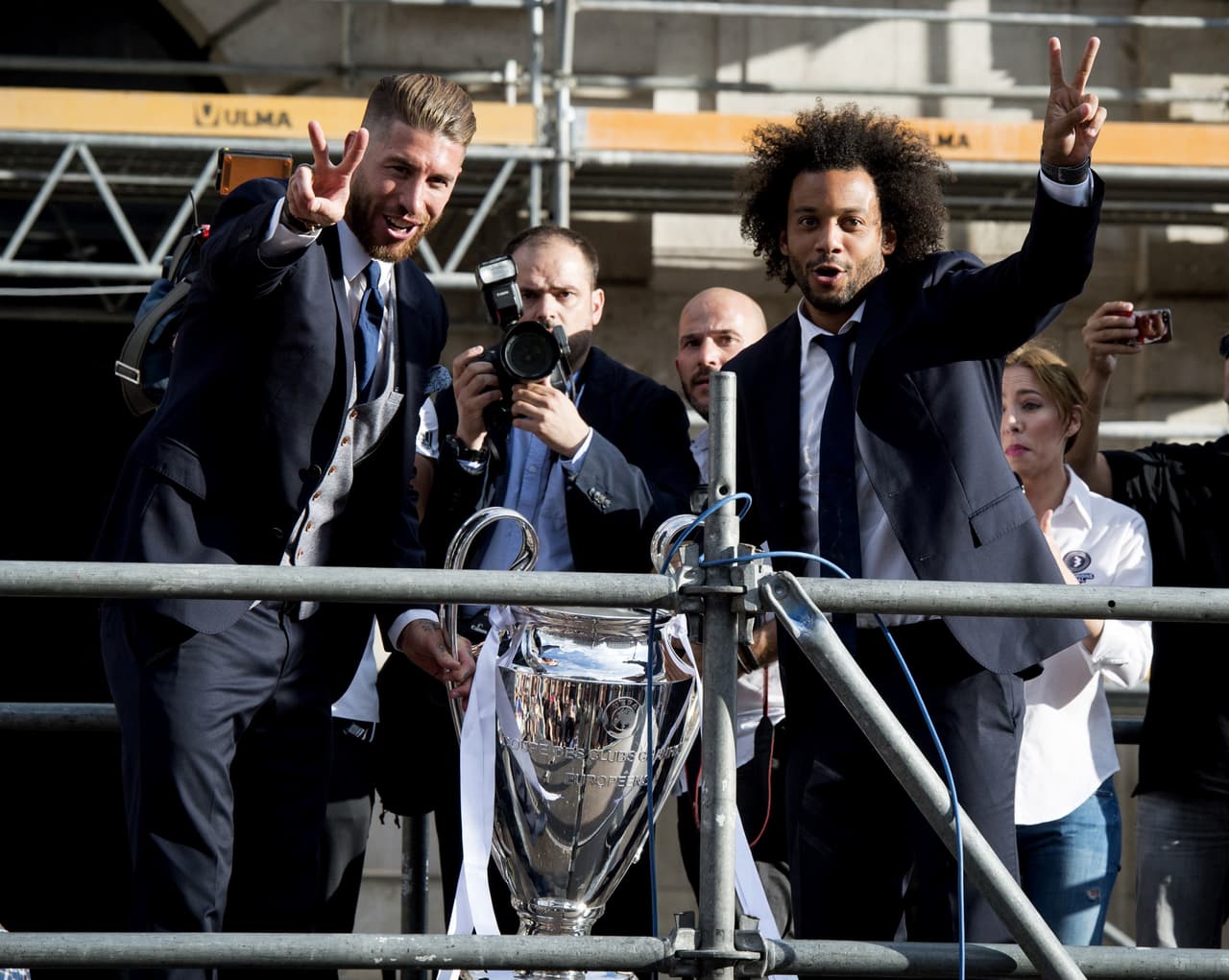 Enseguida, fue el momento de ofrecerle por primera vez el título a los aficionados que estaban en la calle.
