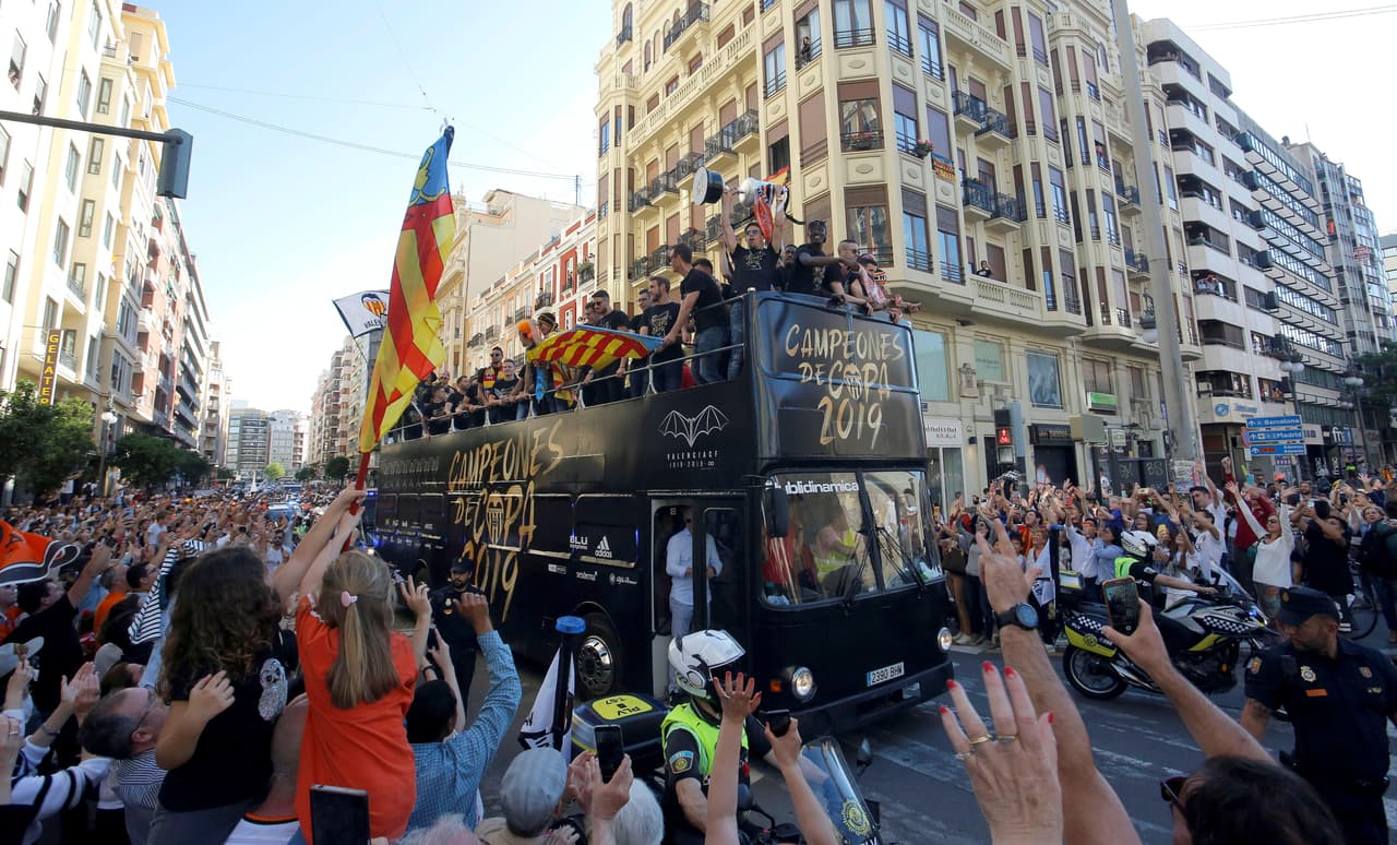 En las calles de Valencia y en el Estadio Mestalla se vivió la celebración del título de la Copa del Rey obtenido por el Valencia CF, primero en 11 años y octavo en la historia.