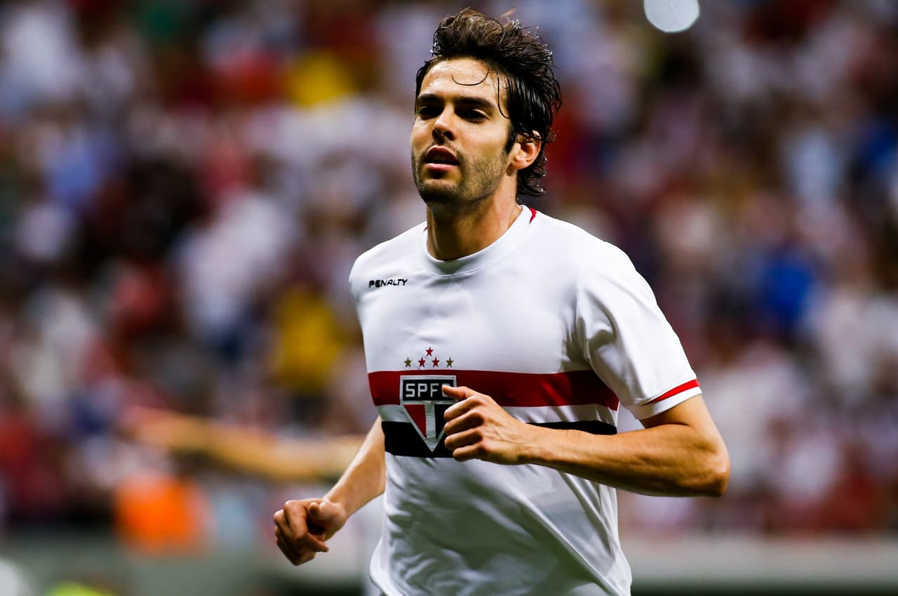 Sao Paulo, después de que Kaká oficializó su decisión, publicó una nota en la que repasó la carrera de "un jugador que se despide lleno de conquistas que eternizarán su nombre en el fútbol mundial".