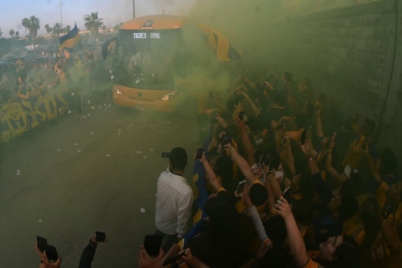 Este fue el color y el ambiente antes del silbatazo inicial en la Ida de la Semifinal por la Liga Campeones de Concacaf entre Tigres y Santos Laguna en el Estadio Universitario, en Monterrey.