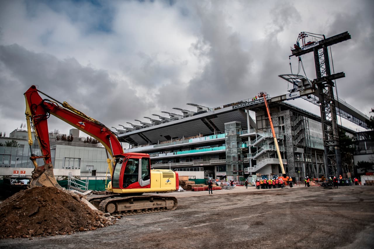 Este es el trabajo de construcción del nuevo techo del centro Philippe Chatrier en el estadio Roland Garros. Esta sede francesa se ha convertido en la última de las sedes del Grand Slam en instalar un techo retractable en su cancha principal.