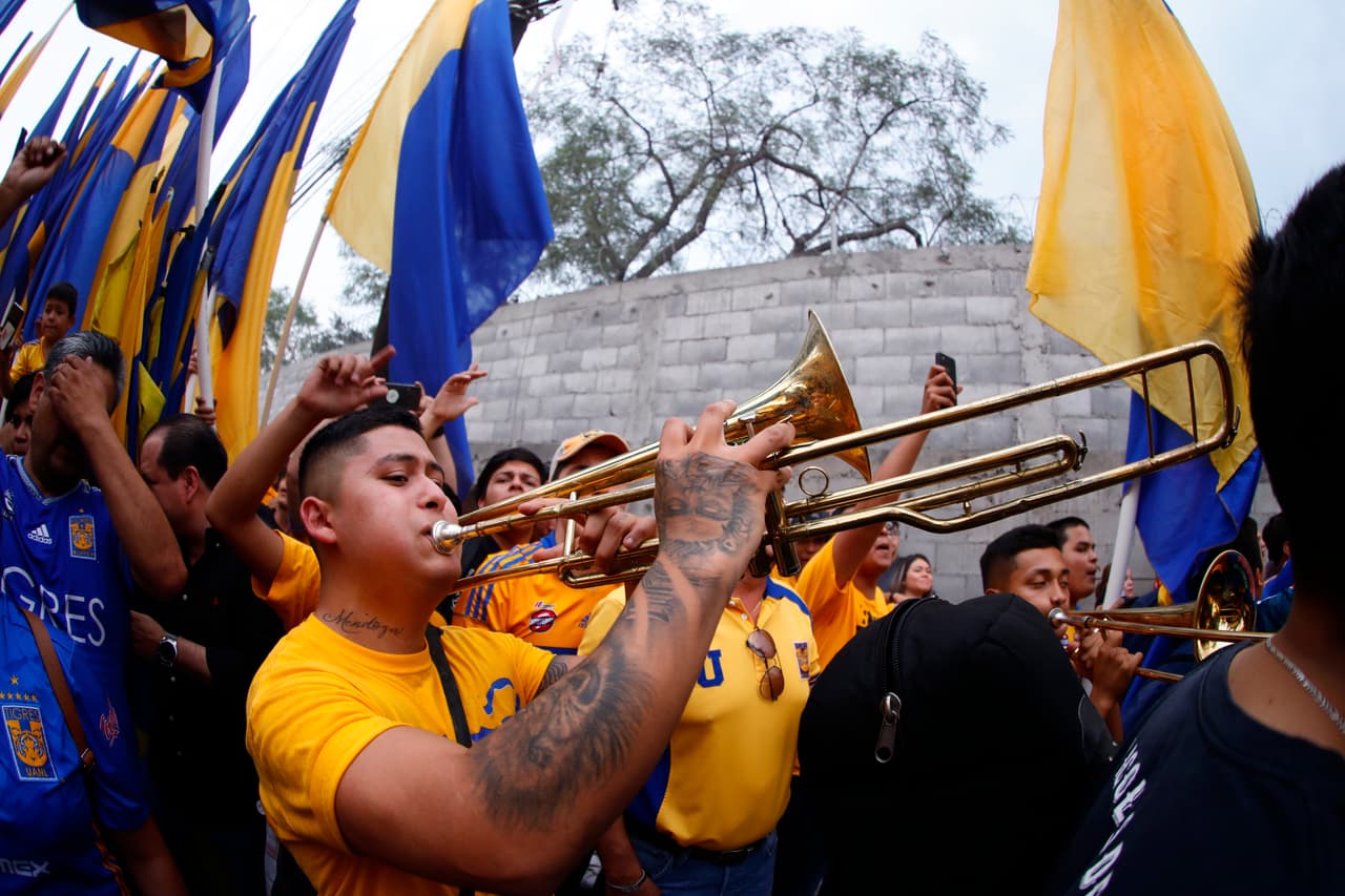Aficionados de Tigres, mayoritariamente, y del León, tomaron por 'asalto' las inmediaciones del Estadio Universitario para atestiguar el juego de Ida de la Final del Clausura 2019 de la Liga MX en Monterrey. Se esmeraron y le pusieron un fantástico ambiente.