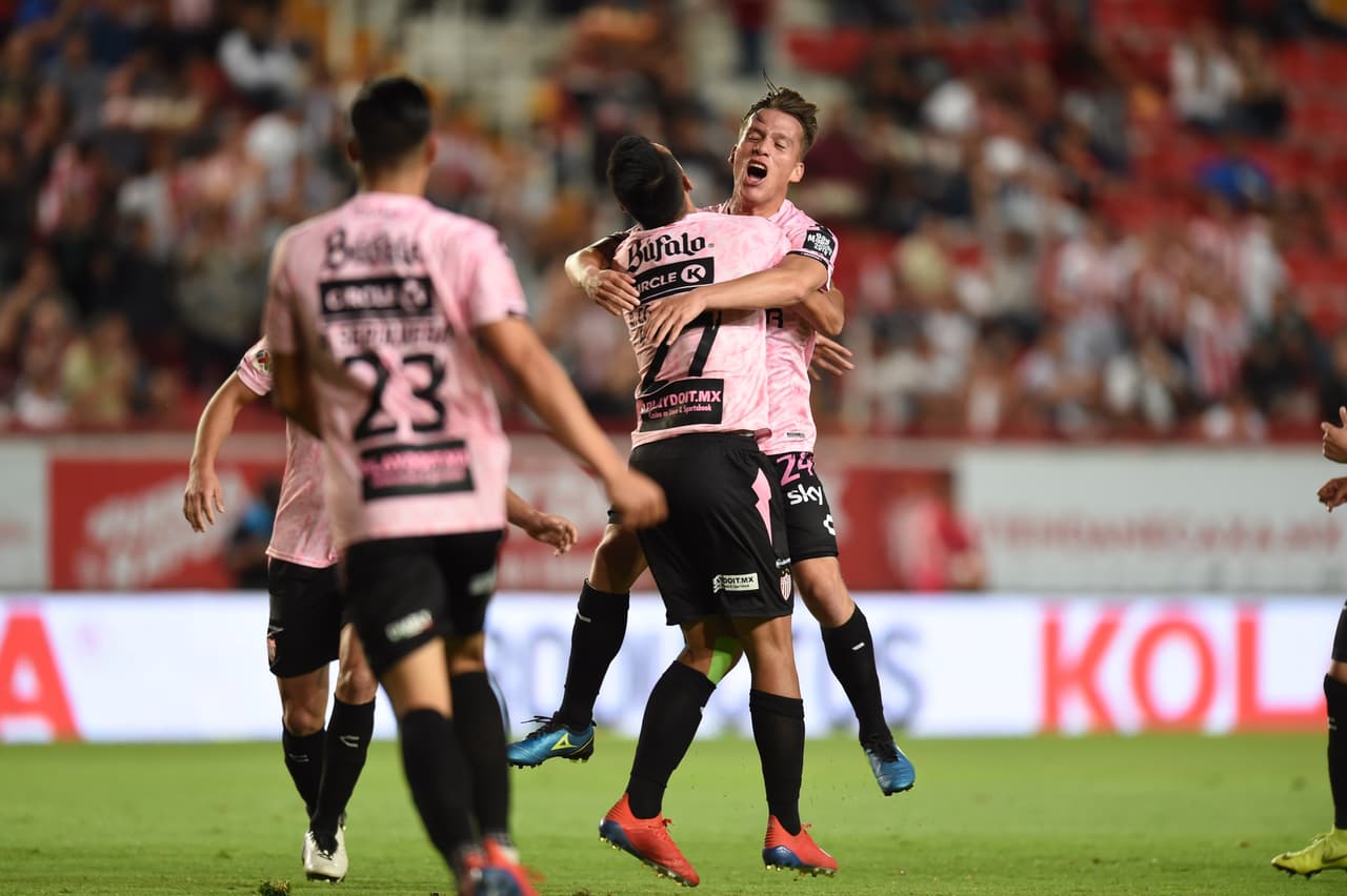 Fernando González prendió la pelota en el aire y el tiro terminó en el fondo de las redes del equipo escualo, ocurrió al minuto 28.