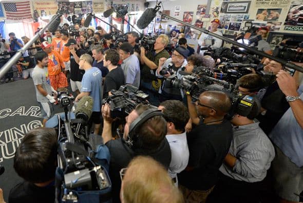 Pacquiao se dedicó casi dos horas a atender a los medios de comunicación, dio una vuelta al ring para hablar con la prensa.