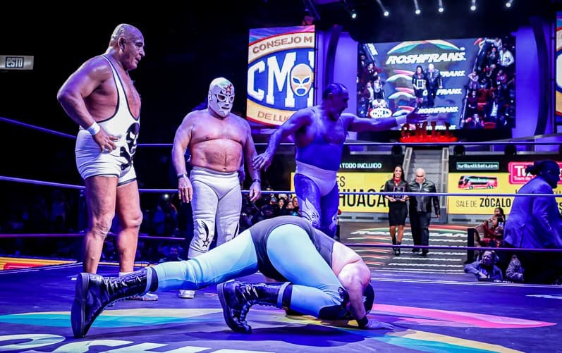 Mano Negra besa el ring sagrado de la Arena México