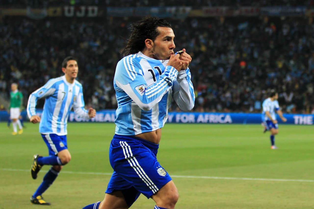 El Apache firmó un doblete para volver a dominar ante México que veía cómo la pesadilla Albiceleste seguía creciendo.