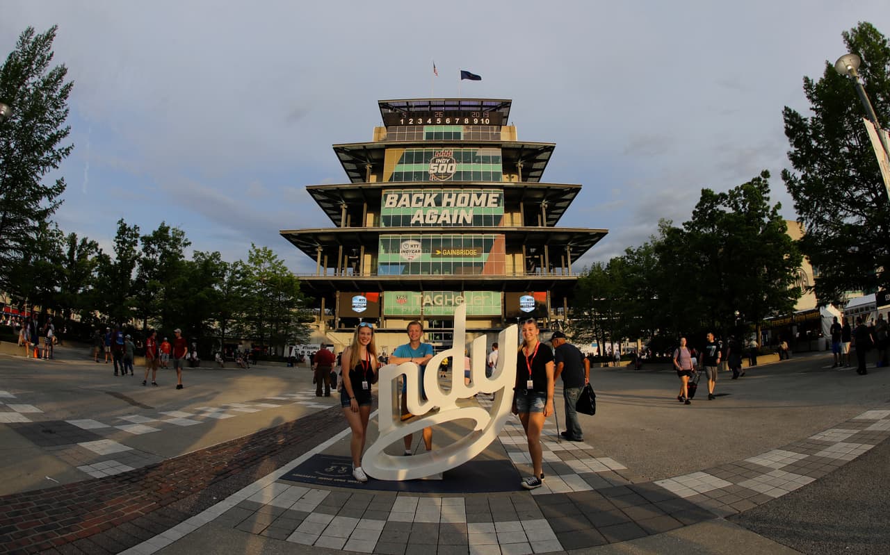 Celebridades como Matt Damon y Christian Bale fueron parte de la multitud de fanáticos que prendieron la fiesta de la Indy 500, competencia de la Indycar Series que vive su edición 103, siendo la de más historia en los deportes a motor.
