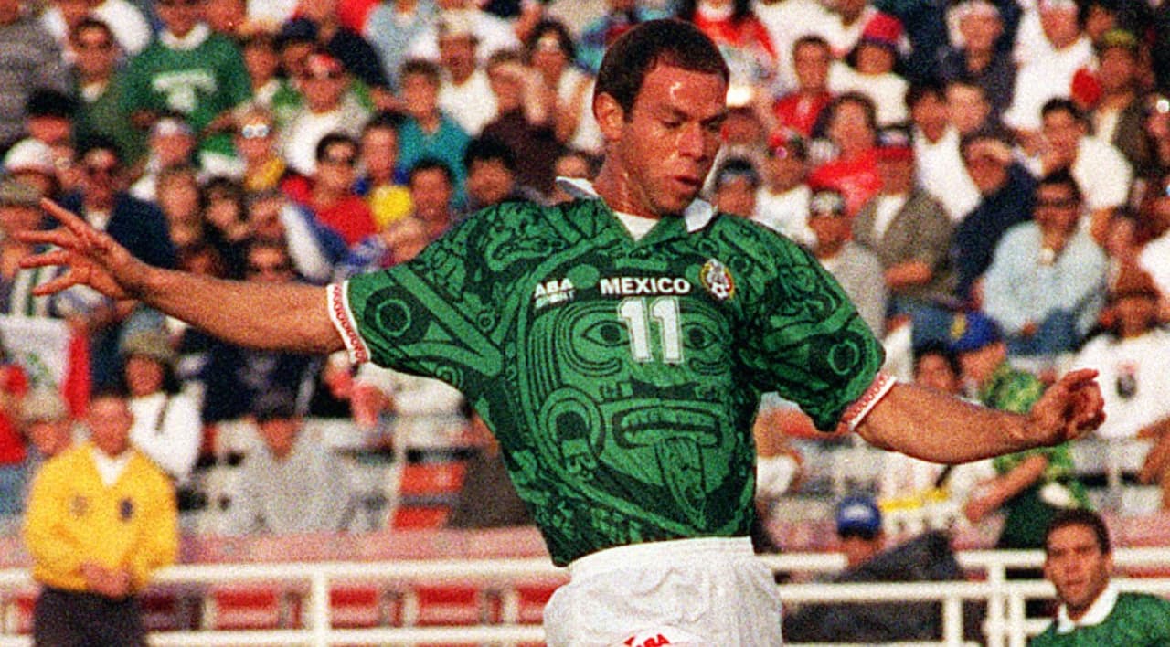 2
<b>: </b>Luis Alves, 12 goles en 10 partidos con México. Debutó en la edición de 1991 y es el de mejor promedio goleador en la historia del certamen (1,2 tantos por juego).