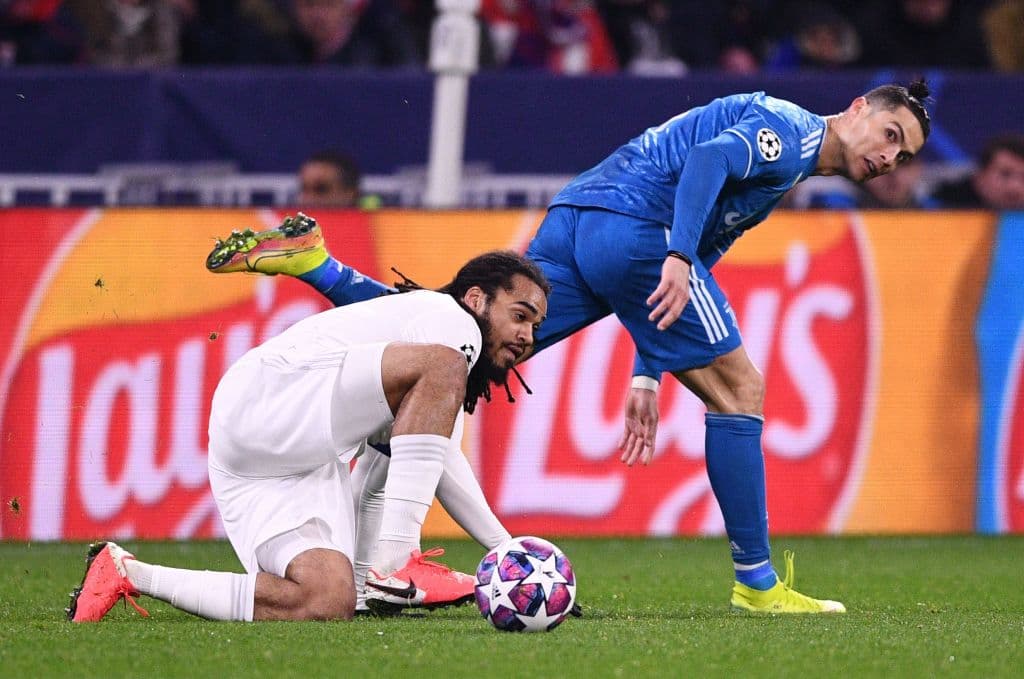 Denayer, la pesadilla de Cristiano toda la noche, corta el pase filtrado para el atacante de la Juventus.