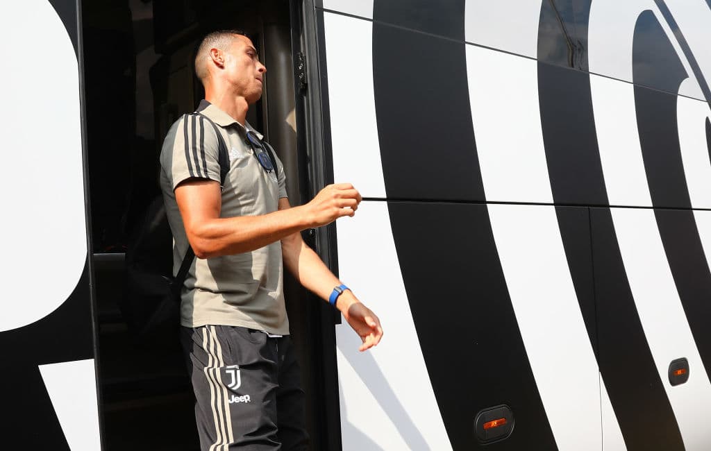 Cristiano Ronaldo llegando del autobús a la sede de entrenamiento del actual campeón de Italia.