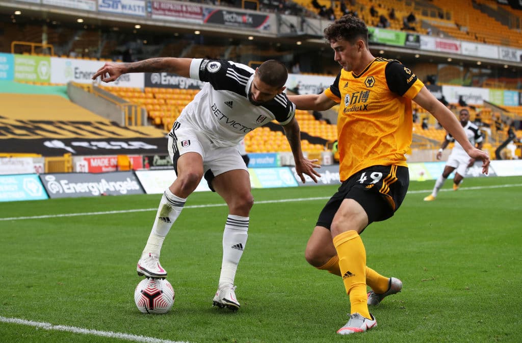 Fulham con la oportunidad de un tiro libre por la derecha; el tiempo se agota