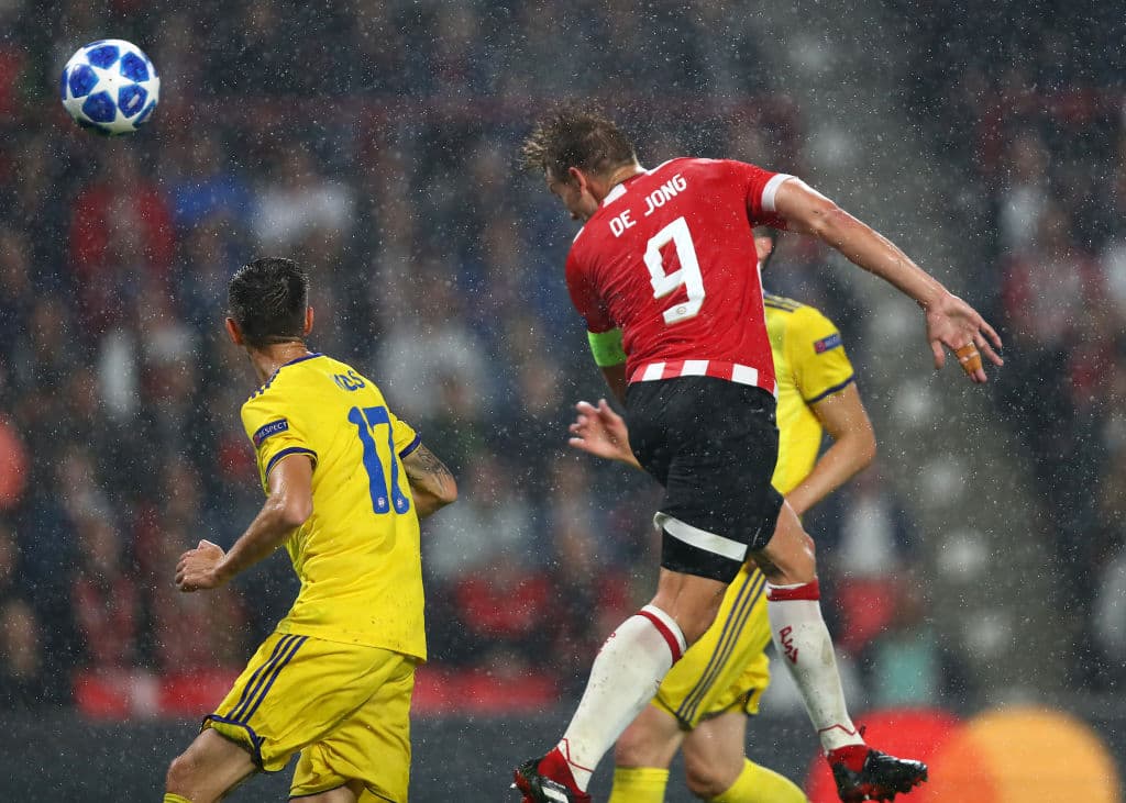 Con un potente cabezazo, a los 36 minutos, Luuk de Jong adelantó a los locales 2-0 y poniendo la eliminatoria inalcanzable ya para los visitantes en ese punto del partido.