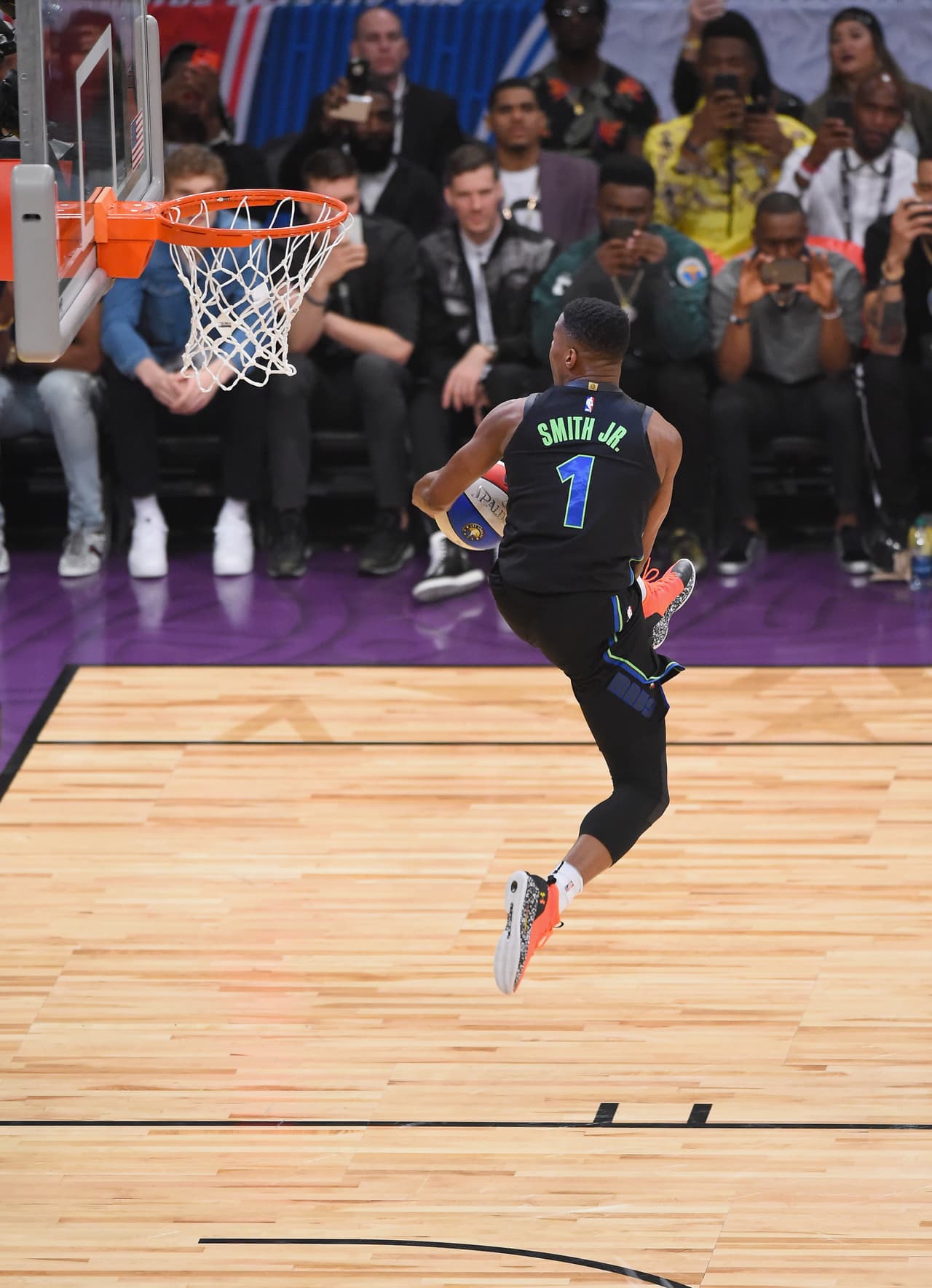 Donovan Mitchell, jugador del Utah Jazz, se convirtió en campeón del concurso de clavadas al vencer a Nance Jr. por 98-96. Te presentamos las mejores ejecuciones de la noche.