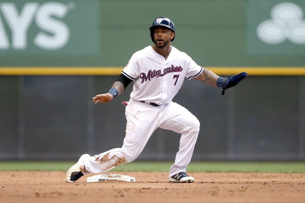 Eric Thames (7) de los Milwaukee Brewers reacciona luego de ser puesto out en la segunda base en el juego ante los MInnesota Twins en Miller Park. El uniforme de los Cerveceros luce espectacular.