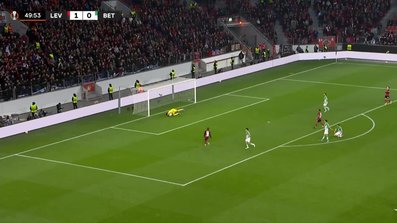 ¡TIRO ATAJADO! disparo por Kerem Demirbay.