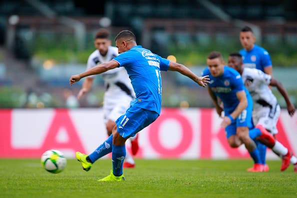 En una jugada bien marcada el árbitro central marcó la pena máxima y el mediocampista mexicano lo canjeó por gol.