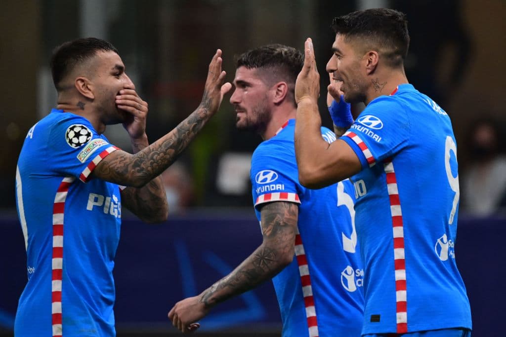 Con goles de Antoine Griezmann al 84 y Lusi Suárez al 90+7, el Atlético de Madrid consigue una magistral remontada 1-2 en su visita al Milan.
