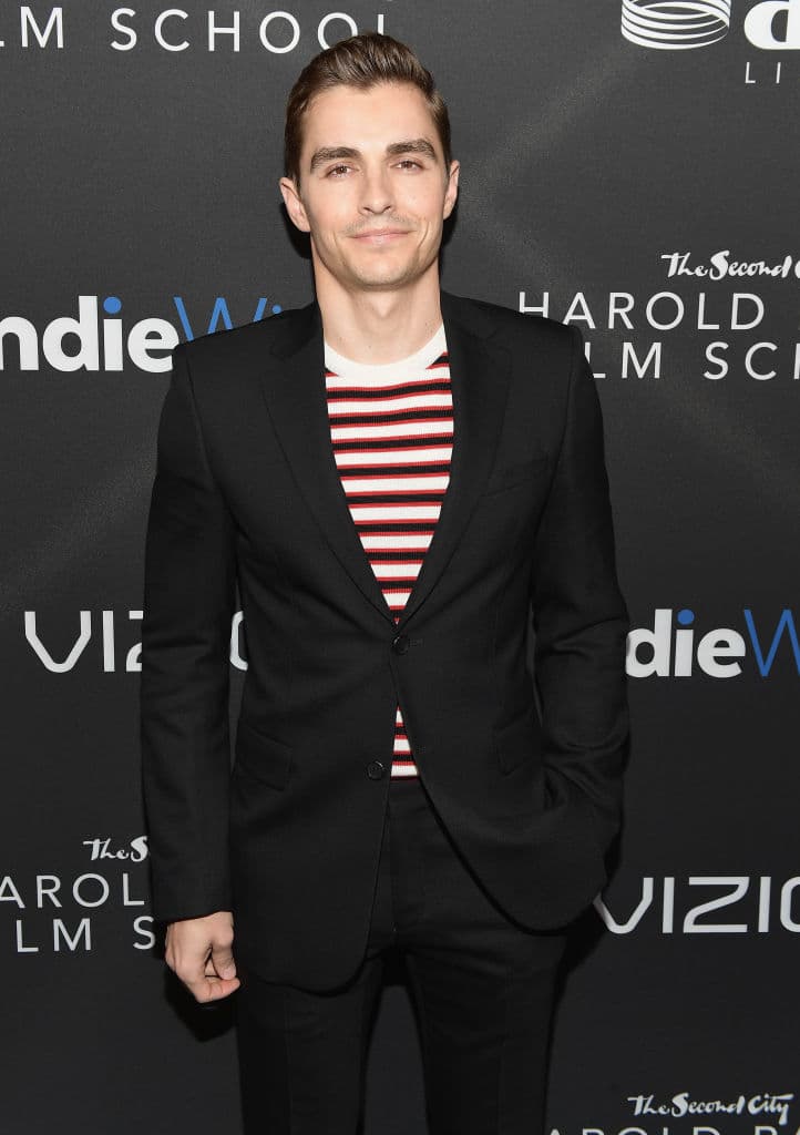 Neighbors (2014) - Aparentemente, Mac Radner y su esposa Kelly han hecho realidad el sueño americano: acaban de tener una niña adorable y se han comprado una preciosa casa en las afueras.
<br>