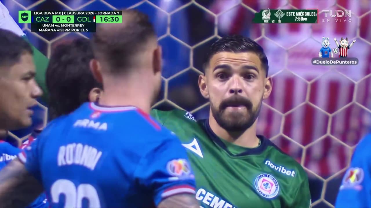 ¡Brutal doble atajada de Andrés Gudiño le quita el primero a Chivas!