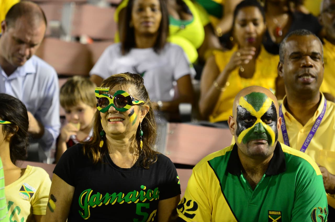 Y sin importar si tú vas al estadio o apoyas al equipo desde tu casa, aquí cómo puedes vestirte para tan especial ocasión.
