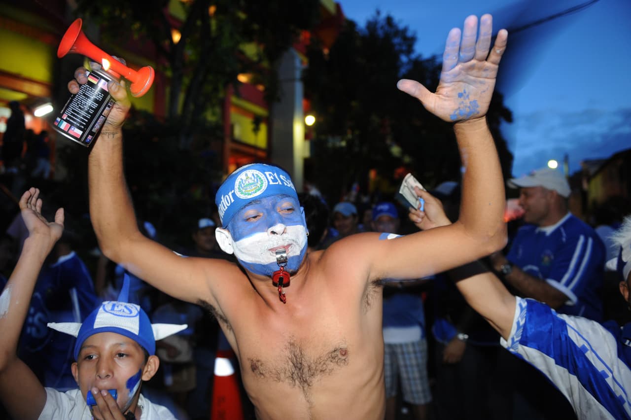 EL SALVADOR- Los salvadoreños futboleros de hueso colorado no dudarán en portar todo lo que sea referencia de su país.