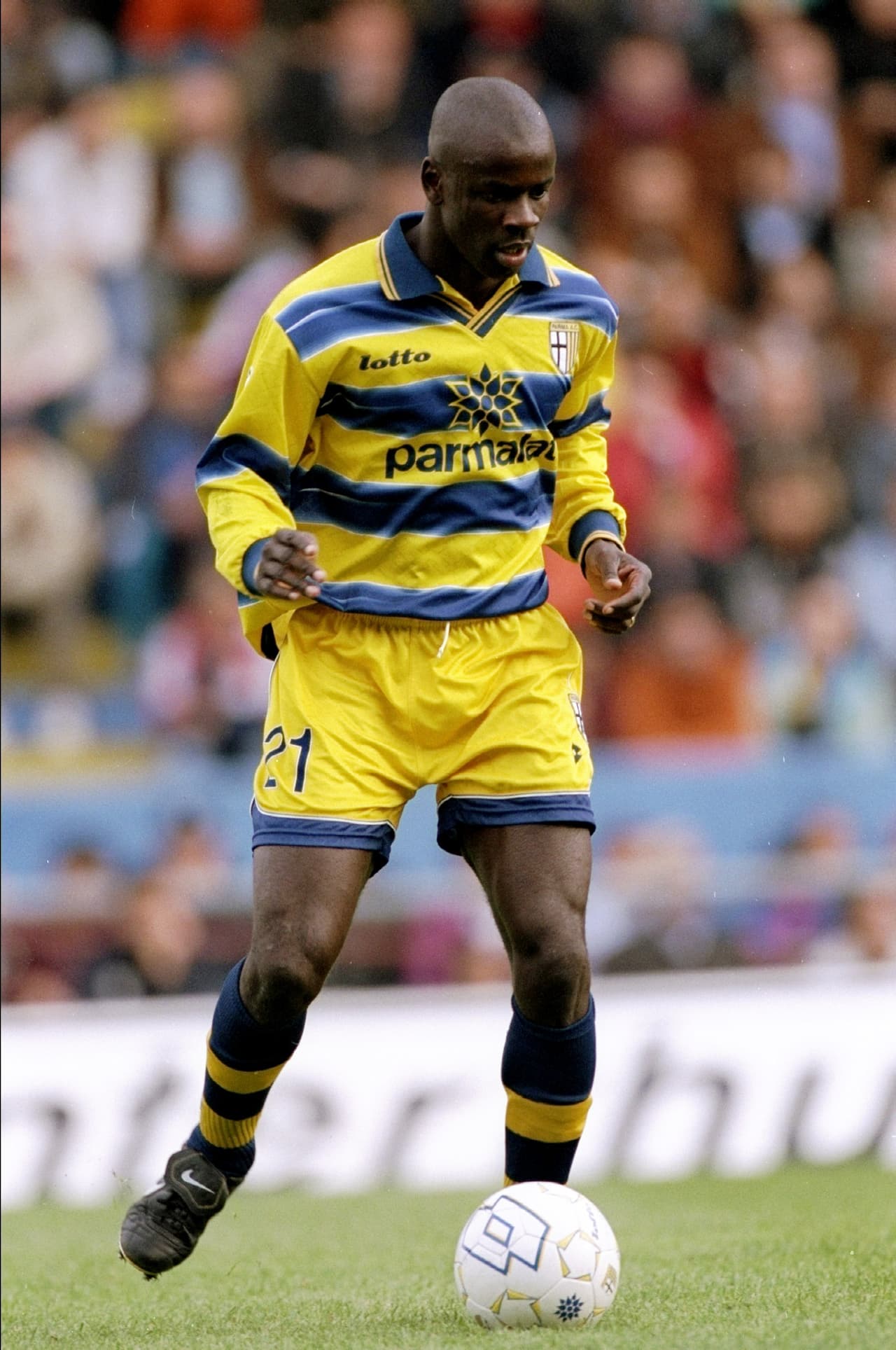 En el puesto número 11 aparece el francés Lilian Thuram que jugaba en el Parma hasta el año 2001.