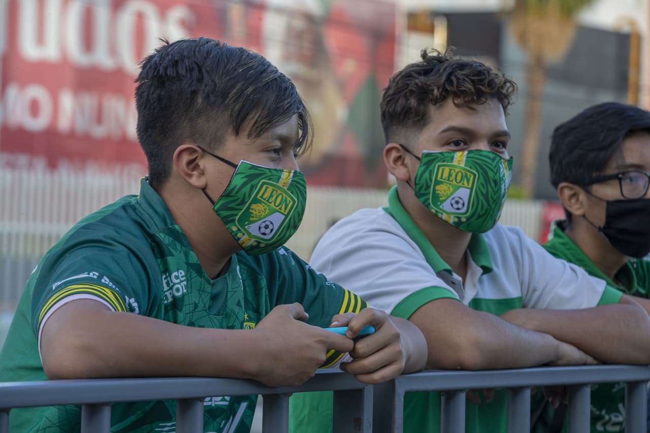 Las aficiones de los cuadros felinos acuden a las inmediaciones del estadio para recibir y apoyar a sus jugadores previo a la final de vuelta del Guard1anes 2020.