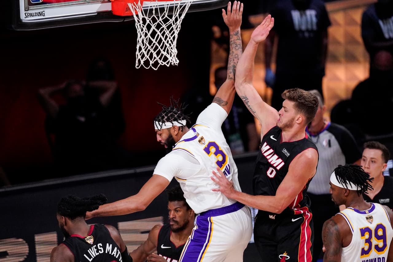 Miami Heat consigue la hazaña de vencer a los Lakers 104-115 sin dos jugadores titulares, Jimmy Butler sale inspirado, anota 40 puntos y consigue su primer triple doble en Finales de NBA.