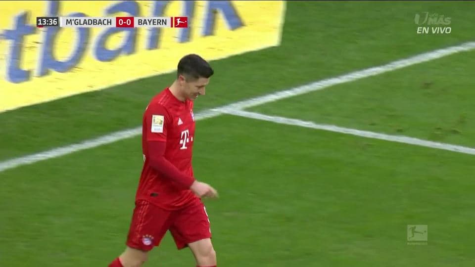 Tiro desviado de Robert Lewandowski