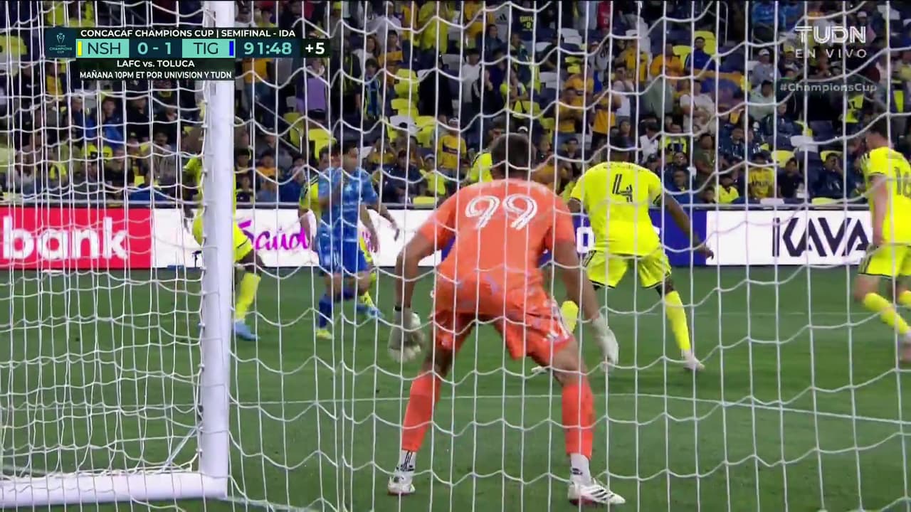 ¿Cómo lo hizo? Brian Schwake sorprende con una tremenda atajada en el Nashville vs. Tigres